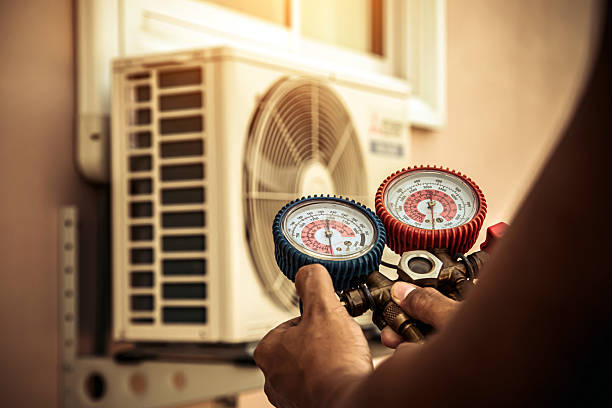 Professional Ac Installation technician working in Hillsboro, MO
